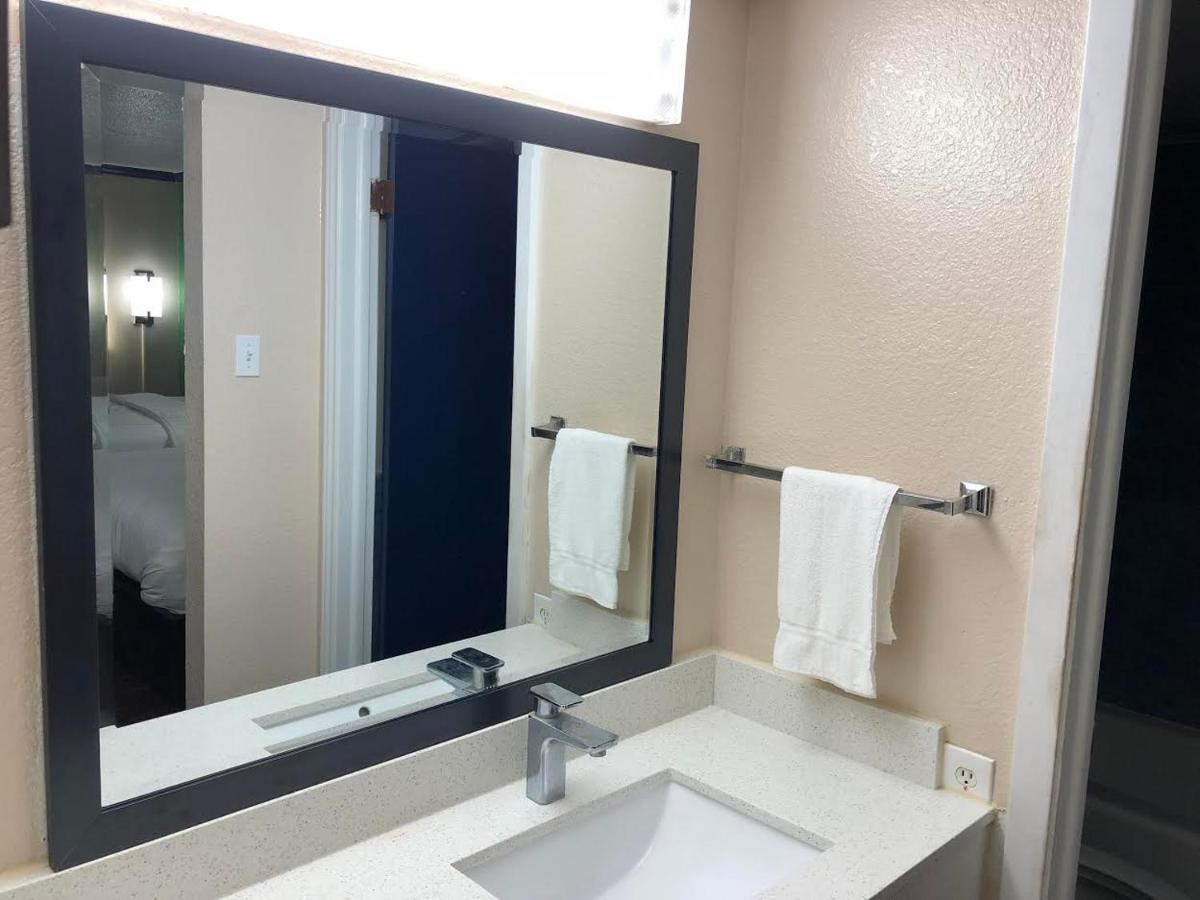 Travelers Inn And Suites Wharton Extérieur photo